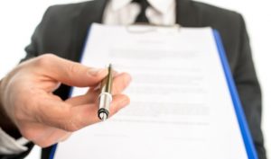 Щодо примусу працівника до звільнення