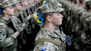 Виплати середньої заробітної плати військовослужбовцю, який за контрактом проходить військову службу та перебуває у відпустці по догляду за дитиною до досягнення нею трирічного віку
