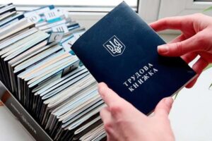 Як діяти роботодавцю, якщо закінчився контракт з військовослужбовцем, який продовжує служити?