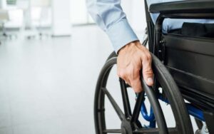 Послуги з догляду за спрощеною процедурою для осіб з інвалідністю та людей похилого віку