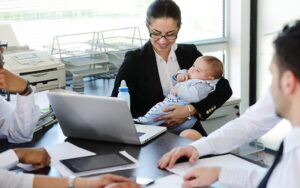 Особливості роботи для вагітних жінок і жінок з дітьми: що треба знати роботодавцеві