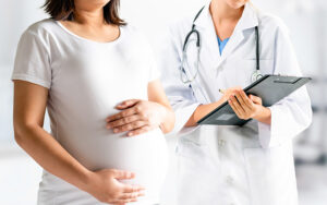 Допомога по вагітності та пологах і лікарняних евакуйованим жінкам