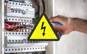 Заборони для персоналу підприємства під час раптового відключення електроенергії: відповідь із посібника