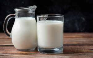 Якими документами регулюється безоплатне надання молока за роботу в шкідливих умовах праці