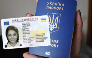 МВС інформує, що з 1 серпня для частини українців паперовий паспорт підлягає обміну на ID-картку