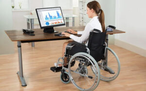 Держпраці нагадує про обов’язок роботодавця створювати спеціальні умови праці для осіб з інвалідністю
