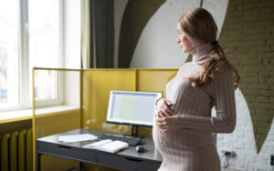 Трудові й соціальні гарантії для вагітних і жінок, які мають дітей