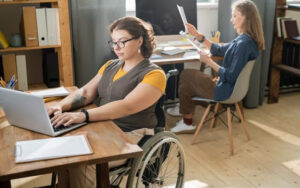 Замість соцвиплат людям з інвалідністю пропонують надавати послугу з облаштування робочого місця