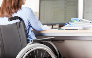 В які строки виплачується роботодавцю компенсація фактичних витрат за облаштування робочих місць при працевлаштуванні осіб з інвалідністю?