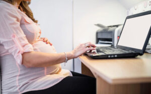 Як обчислити середню зарплату гіг-спеціалісту в разі надання перерви у зв’язку з вагітністю та пологами