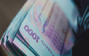 Зарплати в Україні зросли на чверть: кому платять понад 50 тис. грн