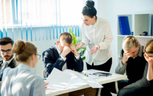 Роботодавців, які цькують працівників, чекають перевірки і штрафи до 3400 грн – Президент підписав закон