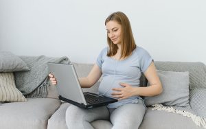 Чи можна відкрити «лікарняний» у зв’язку з вагітністю дистанційно, перебуваючи за кордоном?