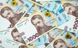 Середня зарплата у червні зросла майже на дві тисячі гривень