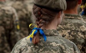 Жінок-медиків та фармацевтів автоматично ставитимуть на військовий облік