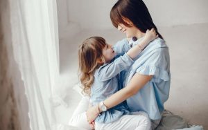 Держава збільшить підтримку одиноких батьків: хто має право та як отримати виплати