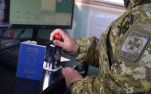 Зеленський доручив уряду спростити перетин кордону для молодих українців
