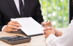 Перше працевлаштування: чи потрібна паперова трудова книжка?