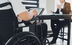В Україні впроваджують соціальний супровід для людей з інвалідністю на робочому місці