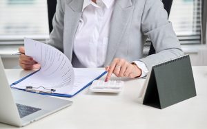 Дії роботодавця, коли працівник не може працювати ані офлайн, ані віддалено