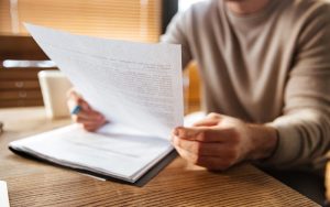 Який документ має надати працівник замість трудової книжки?