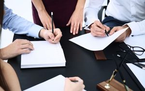 Воєнний стан і колективний договір: коли роботодавець не може діяти одноосібно