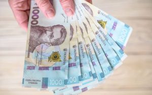 Топ-зарплати в Україні: хто заробляє найбільше і чому зростання чекають не всі