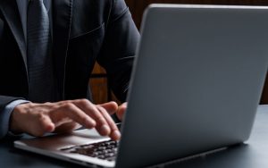 Як діяти при нещасному випадку через обстріл: кого роботодавець має повідомити протягом доби