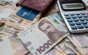 Зарплати бюджетників у 2026 році: на скільки зростуть оклади в освіті та медицині