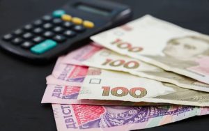 Зарплати вчителів в Україні — лише 60 % від середньої по країні: у Європі вдвічі більше