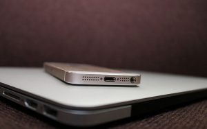 Право не відповідати після роботи: в Україні пропонують законодавчо закріпити «інформаційний спокій»