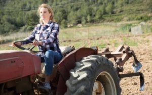 Служба зайнятості: вже більше українок опановують чоловічі професії