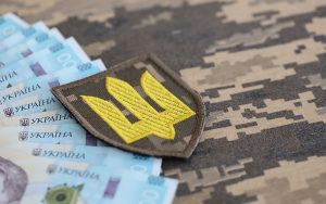 Уряд затвердив щомісячну виплату для Захисників та Захисниць, нагороджених «Хрестом бойових заслуг»