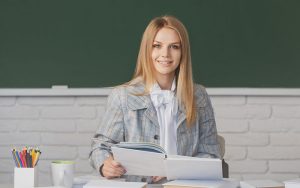 Кабмін підвищив оклади освітянам на 40 % — рішення діє з 2026 року