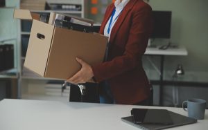 Роботодавець у воєнний час: право звільняти заднім числом та призупиняти договори