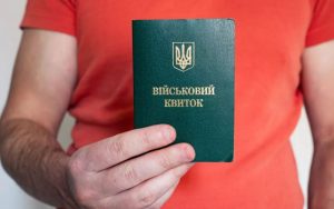 Роботодавець має право вимагати військовий квиток — пояснює закон