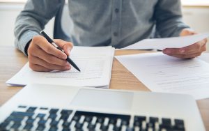 Головний чи провідний менеджер кіномаркету: яку посаду краще утворити
