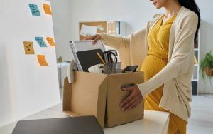 Вагітна працівниця під час скорочення: правові обмеження для роботодавця