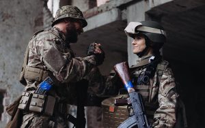 Між фронтом і справедливістю: хто і як дбає про права жінок та чоловіків у Силах оборони