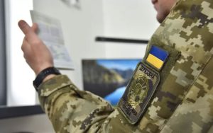 Кабмін скасував усі обмеження для жінок на виїзд за кордон