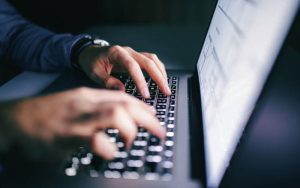 Робота онлайн із іншої країни: що врахувати роботодавцю