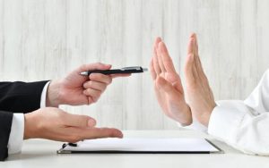 Працівник відмовився від написання автобіографії та особової справи: дії кадровика