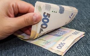 Виплата заробітної плати раз на місяць: правові наслідки та фінансові ризики