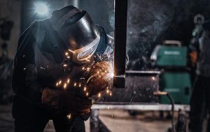 Ринок праці змінюється: робітничі професії стають одними з найоплачуваніших