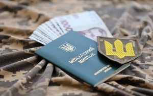 Служба від 6 місяців і виплати до 460 тисяч гривень: набули чинності нові контракти