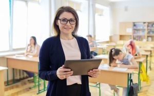 Вчителям готують нове підвищення: у МОН назвали дату зростання зарплат