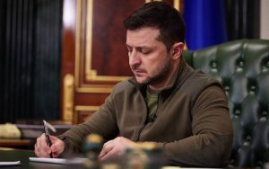 Президент підписав закон про доплати посадовцям за роботу з міжнародними проєктами