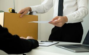 Звільнення з власної ініціативи до закінчення строкового трудового договору: чи можливо це?