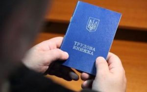 Українцям почали зараховувати стаж роботи за кордоном: як це вплине на пенсію