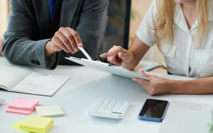Робота за посадою, якої немає у штатному розписі: чи правомірно це?